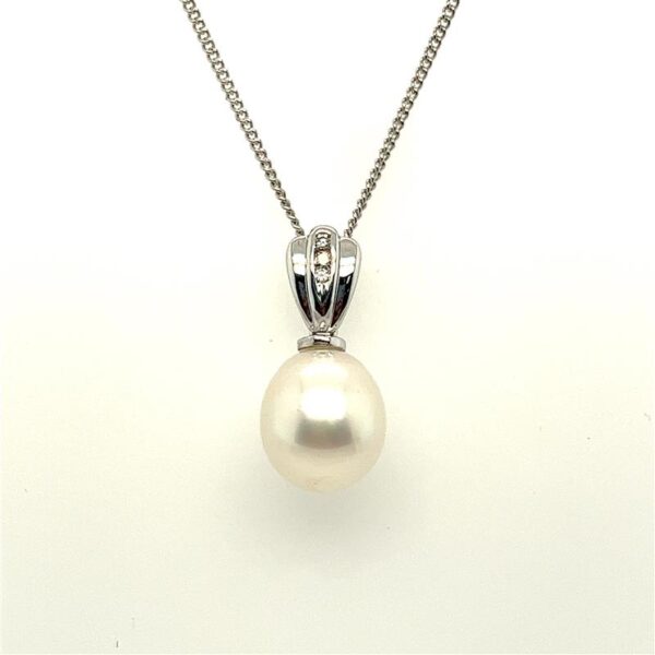 9ct white gold 13.5mm South Sea pearl & diamond pendant